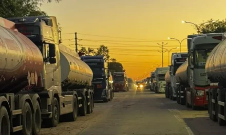 Cisternas esperan descargar combustible en Palmasola