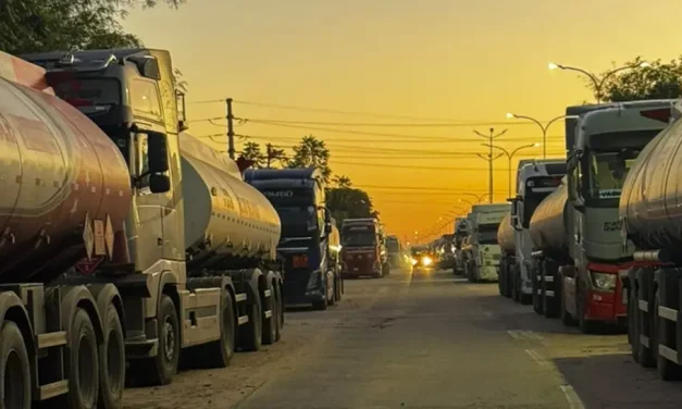 Cisternas esperan descargar combustible en Palmasola