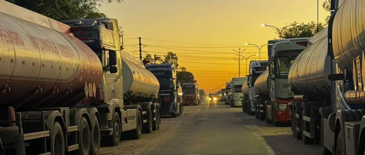 Cisternas esperan descargar combustible en Palmasola