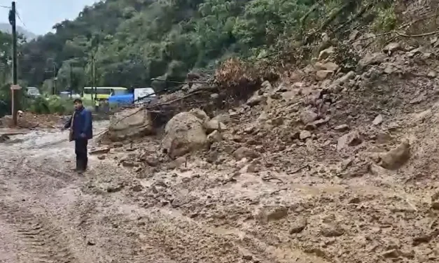 Nuevo derrumbe en la ruta nueva Cochabamba – Santa Cruz; transportistas denuncian retrasos por el estado de las vías
