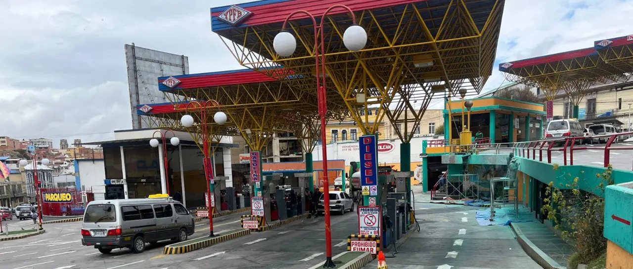 Segundo día con filas en surtidores de La Paz y Santa Cruz; YPFB asegura que realizan despachos las 24 horas