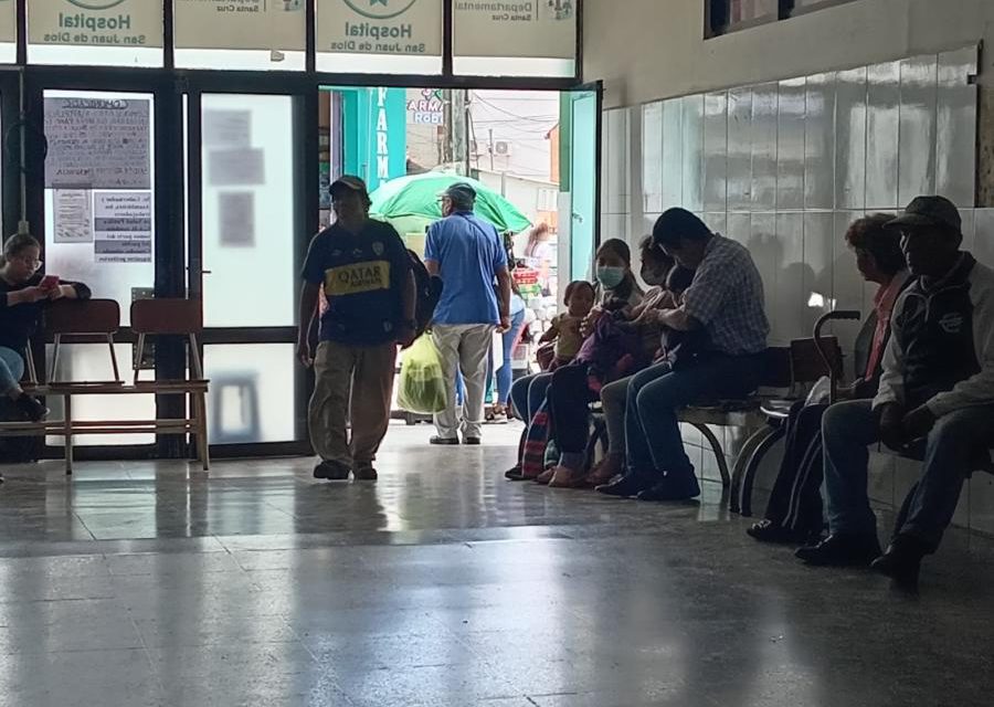 Autoridades en salud exigen al Gobierno el desembolso urgente de recursos para garantizar atención hospitalaria en Santa Cruz