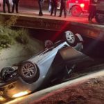 Vehículo de alta gama cayó a un canal en la Roca y Coronado