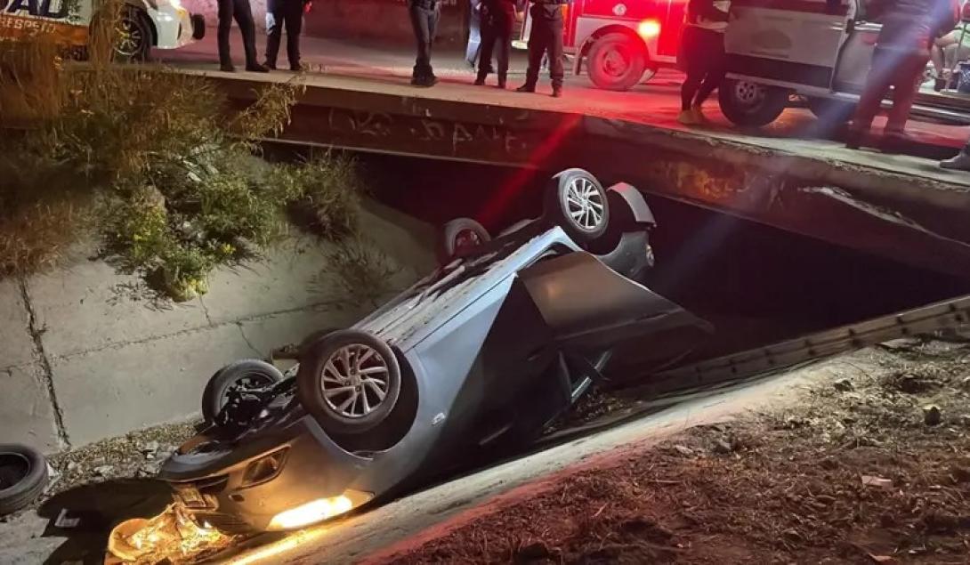 Vehículo de alta gama cayó a un canal en la Roca y Coronado