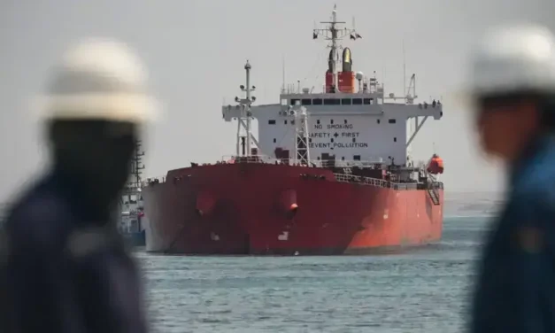 Dscarga de combustible inicia en puertos de Chiile y Perú
