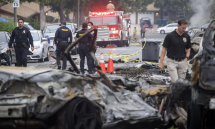 Varias víctimas tras caída de avión privado en zona residencial de San Diego