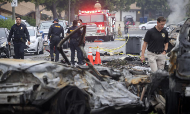 Varias víctimas tras caída de avión privado en zona residencial de San Diego