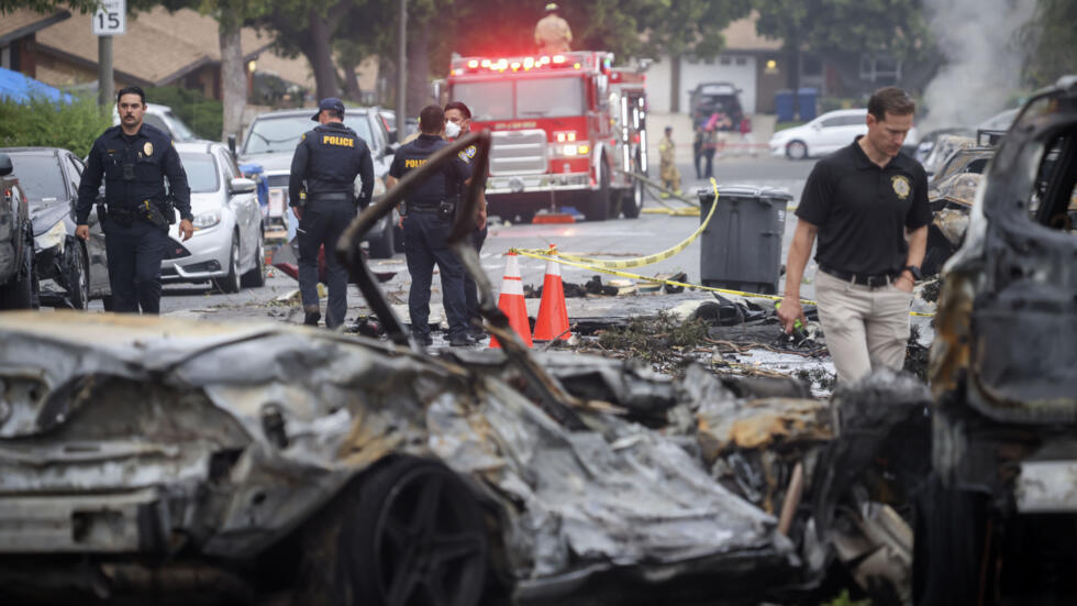 Varias víctimas tras caída de avión privado en zona residencial de San Diego