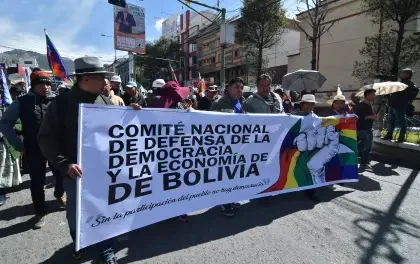 Evistas marchan en el centro de La Paz para exigir la inscripción de Evo y la renuncia de Arce