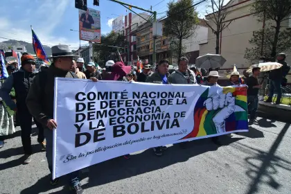 Evistas marchan en el centro de La Paz para exigir la inscripción de Evo y la renuncia de Arce