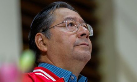 Luis Arce enfrenta presiones para declinar su candidatura