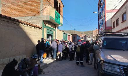 Largas filas en la ANH Oruro para obtener autorización de compra de combustible en bidón