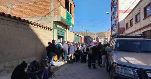 Largas filas en la ANH Oruro para obtener autorización de compra de combustible en bidón