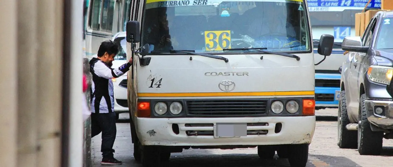 Solo el 40% del transporte urbano está operativo