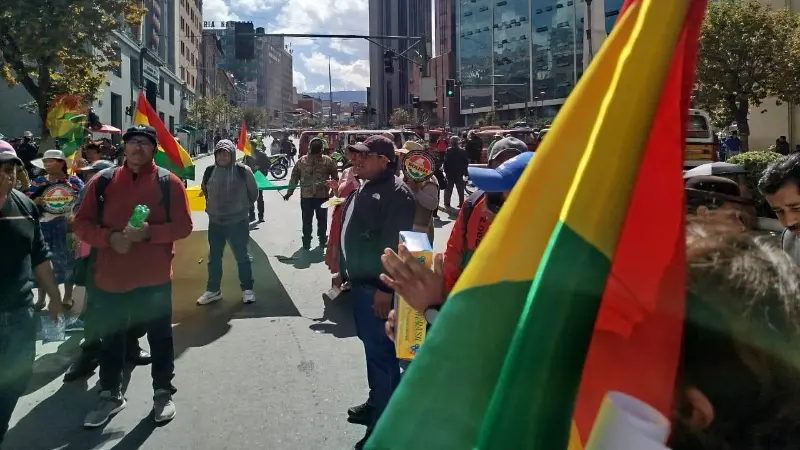 Textileros cierran talleres y protestan por crisis económica