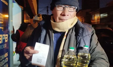 Los precios del aceite no bajan y las filas en Emapa se forman en medio de reclamos; el Gobierno anuncia controles con carnet