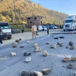 Bloqueos interrumpen cinco rutas clave en Cochabamba