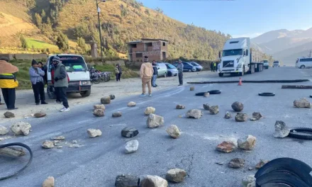 Bloqueos interrumpen cinco rutas clave en Cochabamba