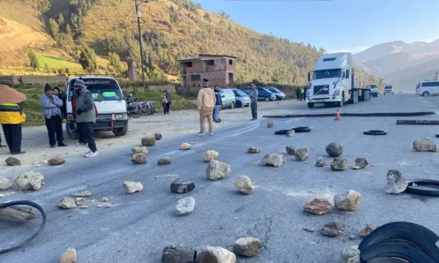 Bloqueos interrumpen cinco rutas clave en Cochabamba