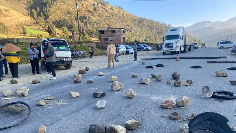 Bloqueos interrumpen cinco rutas clave en Cochabamba