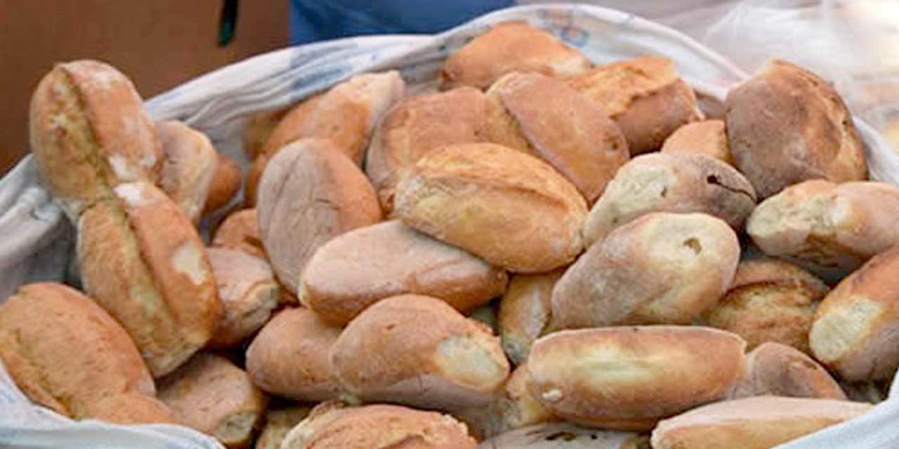 La marraqueta en La Paz está escasa y hacen largas filas para obtenerla