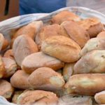 La marraqueta en La Paz está escasa y hacen largas filas para obtenerla
