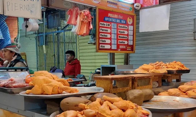 Precio del pollo se dispara en Cochabamba por bloqueos