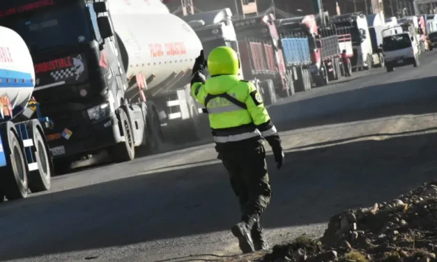 La Paz: 31 cisternas pasan bloqueos y llegan a la planta de Senkata con escolta policial