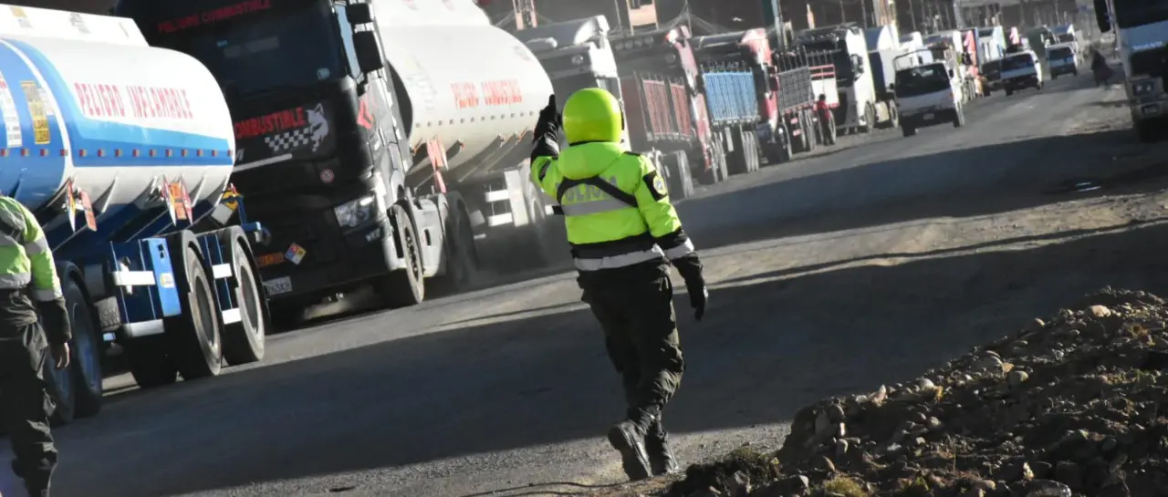 La Paz: 31 cisternas pasan bloqueos y llegan a la planta de Senkata con escolta policial