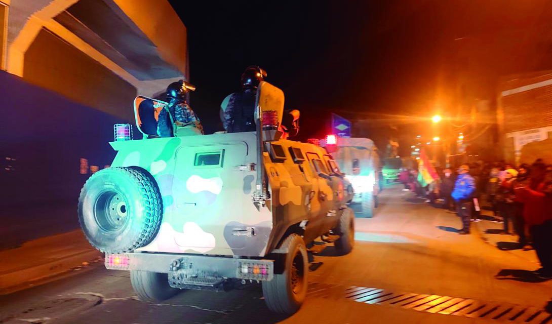 Militares recibidos con pañuelos blancos en Llallagua
