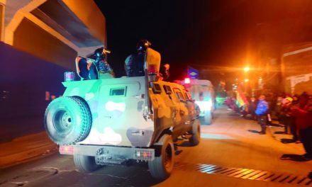 Militares recibidos con pañuelos blancos en Llallagua