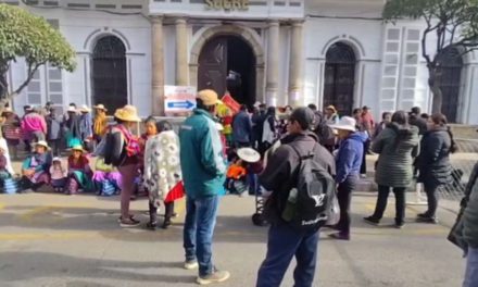 Vecinos de Sucre toman instituciones por alza de precios