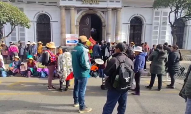 Vecinos de Sucre toman instituciones por alza de precios