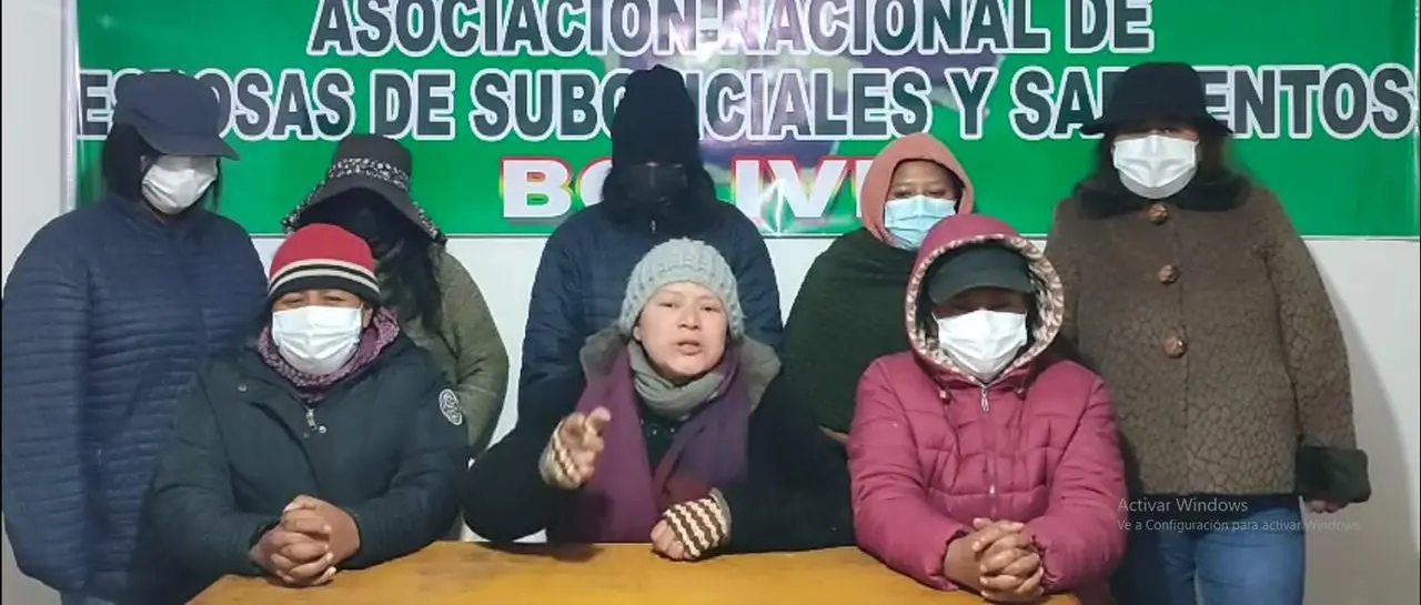 Esposas de policías exigen repliegue inmediato desde Llallagua