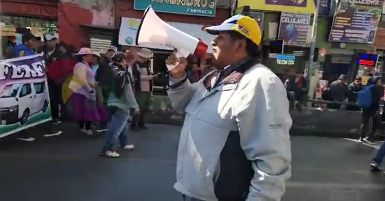 Multitudinaria marcha de choferes toma el centro de La Paz en protesta por la escasez de combustibles