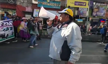 Multitudinaria marcha de choferes toma el centro de La Paz en protesta por la escasez de combustibles