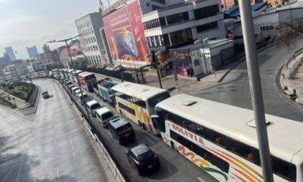 Choferes duermen dos noches por diésel, proponer levantar la subvención para acabar con las filas