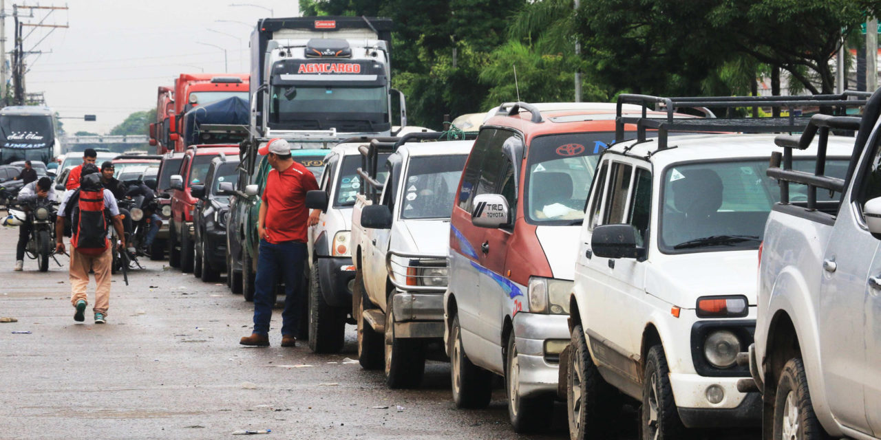 Estudio revela que una persona espera entre 3 y 7 horas para cargar combustible y deja de percibir más de Bs 500 diarios