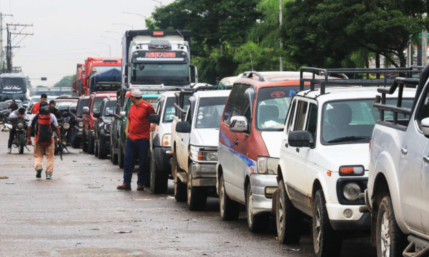 Estudio revela que una persona espera entre 3 y 7 horas para cargar combustible y deja de percibir más de Bs 500 diarios