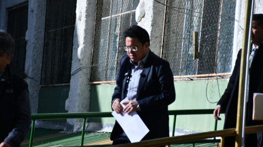 Hay orden de aprehensión contra exministro por cargos de manipulación judicial