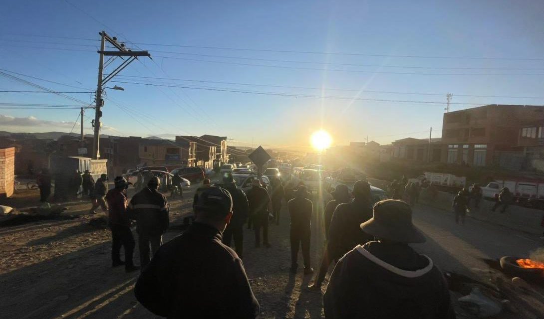 Choferes del altiplano inician bloqueo de caminos; evistas no esperan y aplican la misma medida