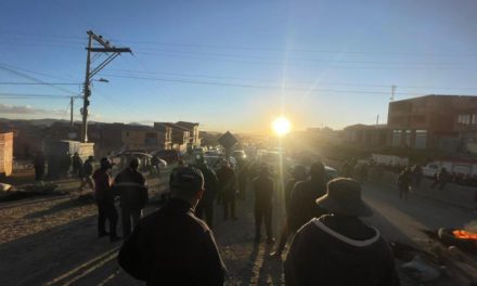 Choferes del altiplano inician bloqueo de caminos; evistas no esperan y aplican la misma medida