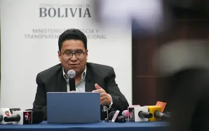“Yo no me escapo”: Exministro Siles reaparece en las redes y dice que se presentará ante la Fiscalía