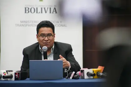 “Yo no me escapo”: Exministro Siles reaparece en las redes y dice que se presentará ante la Fiscalía