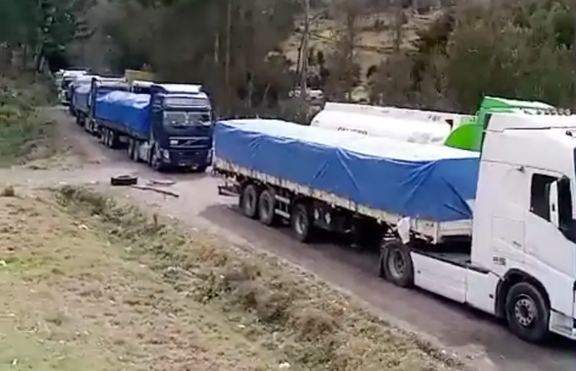 Transporte pide auxilio: Hay unos 900 camiones varados en Colomi