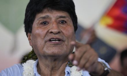 «Son acusaciones falsas»: Evo responde al dirigente que lo acusó de cercar La Paz