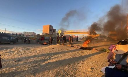 Choferes inician protesta por combustible con bloqueo en la ruta La Paz-Copacabana