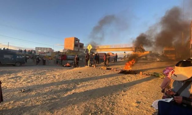 Choferes inician protesta por combustible con bloqueo en la ruta La Paz-Copacabana