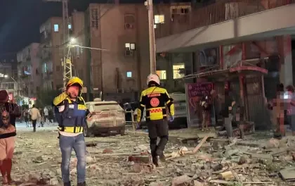 Nueva oleada de ataques iraníes cae sobre Tel Aviv y Jerusalén e impacta varios edificios