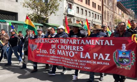 Luego de marchar en el centro de La Paz, choferes realizan un mitin; quieren una reunión directa con el presidente